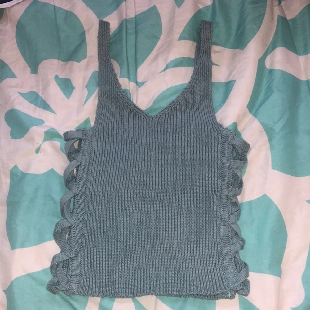 Crop Top w Cut Outs